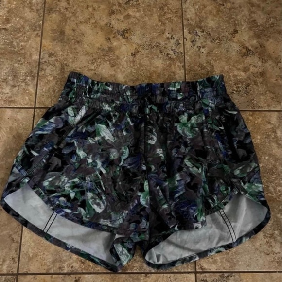 Lululemon Tracker Short 4" Rapid Flourish Multi - Picture 1 of 3